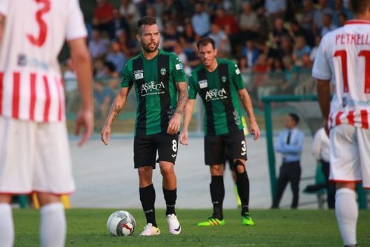  SALVATORE BURRAI Un giocatore che prende di solito chi vuole salire di categoria (e il Perugia ha questo obiettivo), regista che dà sicurezza e che ha un ottimo piede. L'anno scorso ha conquistato i play-off di B con la maglia del Pordenone. 