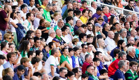 Agguato ultras Racing Santander, i tifosi Oviedo cercano riparo attorno allo stadio…- immagine 2