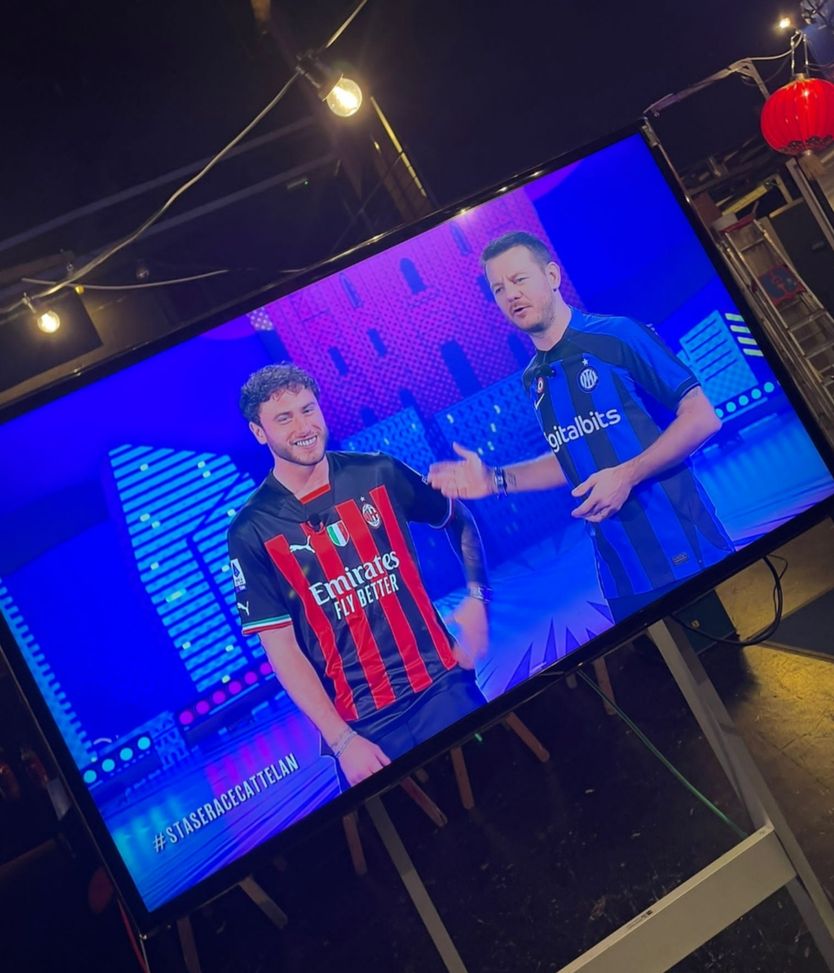 Il derby in tv lo vince Calabria: Cattelan “costretto” a vestirsi di rossonero…- immagine 2