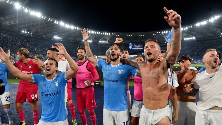 Giocatori in festa sotto la Nord Giocatori in festa sotto la Nord