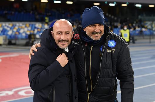 NAPLES, ITALY - JANUARY 13: The two managers Vincenzo Italiano ,Manager of ACF Fiorentina, and Luciano Spalletti, Manager of SSC Napoli, embrace prior to the start of the Coppa Italia match between SSC Napoli and ACF Fiorentina at Stadio Diego Armando Maradona on January 13, 2022 in Naples, Italy. (Photo by Francesco Pecoraro/Getty Images) NAPLES, ITALY - JANUARY 13: The two managers Vincenzo Italiano ,Manager of ACF Fiorentina, and Luciano Spalletti, Manager of SSC Napoli, embrace prior to the start of the Coppa Italia match between SSC Napoli and ACF Fiorentina at Stadio Diego Armando Maradona on January 13, 2022 in Naples, Italy. (Photo by Francesco Pecoraro/Getty Images)