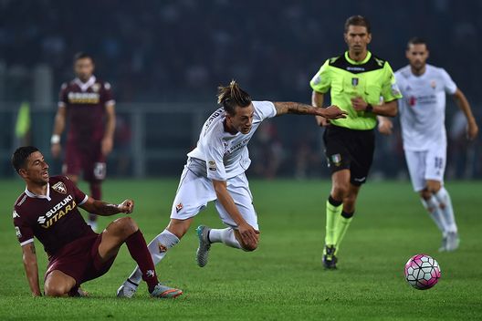 Giuseppe Vives sgambetta Marcos Alonso: il numero 20 granata è stato finora all'altezza del compito affidatogli. Giuseppe Vives sgambetta Marcos Alonso: il numero 20 granata è stato finora all'altezza del compito affidatogli.