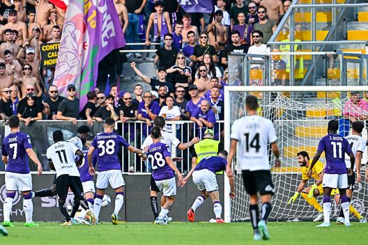 LA SPEZIA, ITALY - OCTOBER 30: M'Bala Nzola of Spezia (3rd from L) scores a goal during the Serie A match between Spezia Calcio and ACF Fiorentina at Stadio Alberto Picco on October 30, 2022 in La Spezia, Italy. (Photo by Simone Arveda/Getty Images) Terracciano al 90°: “Orgoglioso, non ho bisogno di stimoli per fare bene”- immagine 2