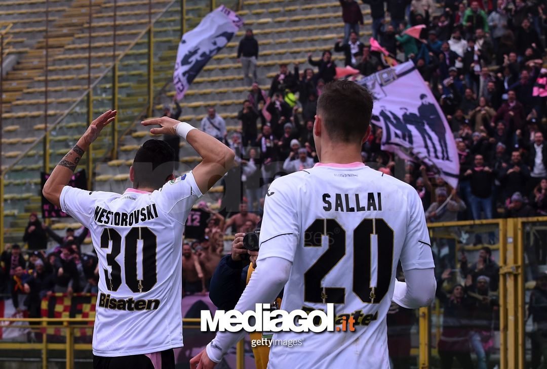 BOLOGNA, ITALY - NOVEMBER 20:  Ilija Nestorovski of Palermo celebrates after scoring the opening goal during the Serie A match between Bologna FC and US Citta di Palermo at Stadio Renato Dall'Ara on November 20, 2016 in Bologna, Italy.  (Photo by Tullio M. Puglia/Getty Images) 