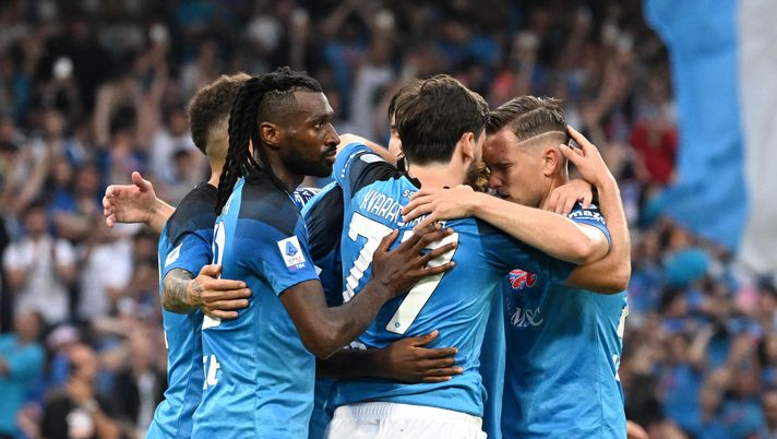 NAPLES, ITALY - JUNE 04: Victor Osimhen of SSC Napoli celebrates with teammates after scoring the team's first goal from a penalty kick during the Serie A match between SSC Napoli and UC Sampdoria at Stadio Diego Armando Maradona on June 04, 2023 in Naples, Italy. (Photo by Francesco Pecoraro/Getty Images) FOTO Il Napoli dà il buongiorno ai suoi tifosi dopo la vittoria tricolore: “Campioni” - immagine 1