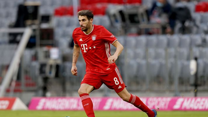 MUNICH, GERMANY - NOVEMBER 21: Javier Martinez of Bayern München runs with the ball during the Bundesliga match between FC Bayern Muenchen and SV Werder Bremen at Allianz Arena on November 21, 2020 in Munich, Germany. (Photo by Alexander Hassenstein/Getty Images) 