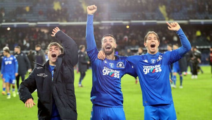 EMPOLI, ITALY - JANUARY 16: Tommaso Baldanzi, Francesco Caputo and Jacopo Fazzini of Empoli FC celebrates the victory after during the Serie A match between Empoli FC and UC Sampdoria at Stadio Carlo Castellani on January 16, 2023 in Empoli, Italy. (Photo by Gabriele Maltinti/Getty Images) Tutti gli assist di giornata LIVE: due +1 in Fiorentina-Empoli, bonus per Fazzini - immagine 1