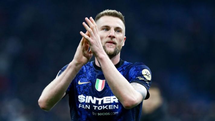 MILAN, ITALY - APRIL 23: Milan Skriniar of FC Internazionale acknowledges the fans after the Serie A match between FC Internazionale and AS Roma at Stadio Giuseppe Meazza on April 23, 2022 in Milan, Italy. (Photo by Marco Luzzani/Getty Images)  Gazzetta: “Skriniar-PSG, l’Inter ha fretta di chiudere. Si valutano altre due cessioni” - immagine 1