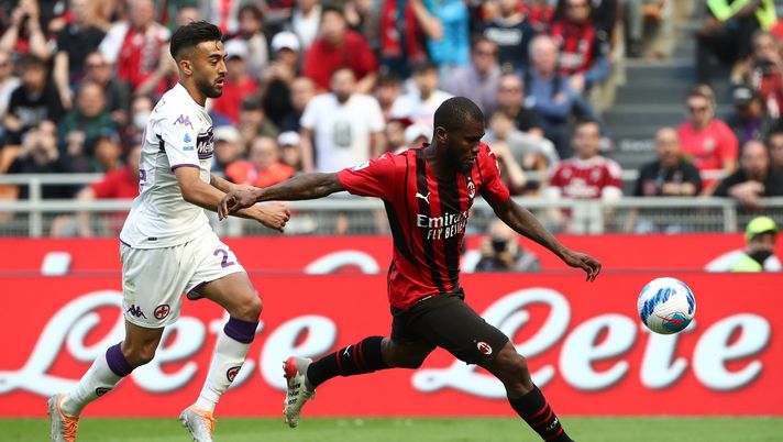 MILAN, ITALY - MAY 01: Franck Kessie of AC Milan is challenged by Lorenzo Venuti of Fiorentina during the Serie A match between AC Milan and ACF Fiorentina at Stadio Giuseppe Meazza on May 01, 2022 in Milan, Italy. (Photo by Marco Luzzani/Getty Images) MILAN, ITALY - MAY 01: Franck Kessie of AC Milan is challenged by Lorenzo Venuti of Fiorentina during the Serie A match between AC Milan and ACF Fiorentina at Stadio Giuseppe Meazza on May 01, 2022 in Milan, Italy. (Photo by Marco Luzzani/Getty Images)