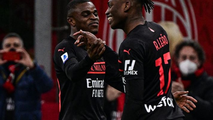 AC Milan's French defender Pierre Kalulu (L) celebrates with AC Milan's Portuguese forward Rafael Leao after opening the scoring during the Italian Serie A football match between AC Milan and Empoli on March 12, 2022 at the San Siro stadium in Milan. (Photo by Miguel MEDINA / AFP) (Photo by MIGUEL MEDINA/AFP via Getty Images) Voti fantacalcio: bene Tomori e Maignan, Calabria più di Leao! Delude Pinamonti - immagine 1
