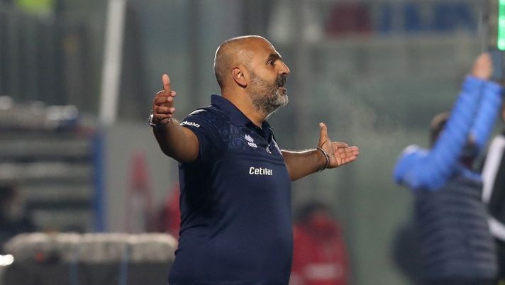 CROTONE, ITALY - DECEMBER 22: Head coach of Parma Fabio Liverani gestures during the Serie A match between FC Crotone and Parma Calcio at Stadio Comunale Ezio Scida on December 22, 2020 in Crotone, Italy. (Photo by Maurizio Lagana/Getty Images) 