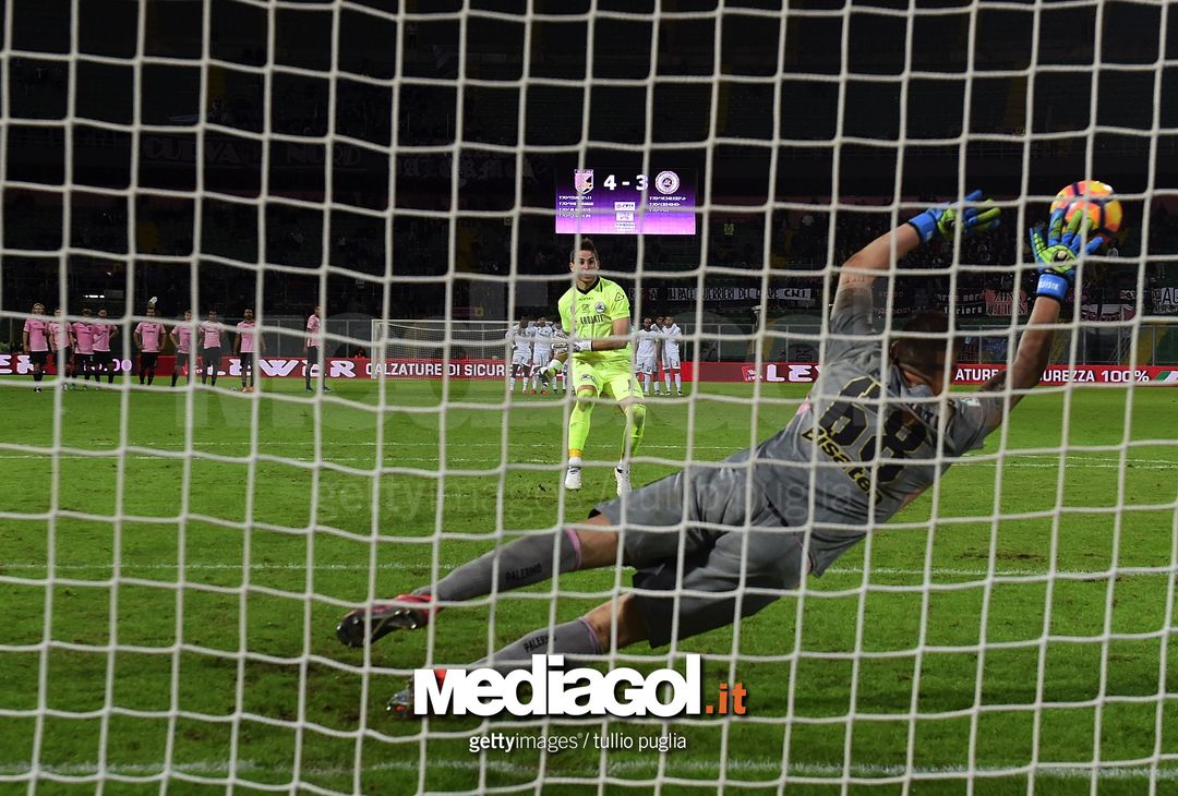  PALERMO, ITALY - NOVEMBER 30:  Leandro Chichizola (C) goalkeeper of Spezia scores a penalty after regular time during the TIM Cup match between US Citta di Palermo and AC Spezia at Stadio Renzo Barbera on November 30, 2016 in Palermo, Italy.  (Photo by Tullio M. Puglia/Getty Images) 