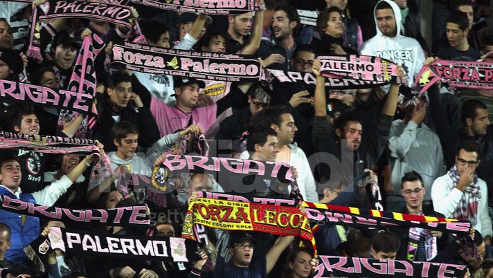 Lega Pro, attimi di paura in Lecce-Foggia: tifoso precipita dalla curva, non è grave  Lega Pro, attimi di paura in Lecce-Foggia: tifoso precipita dalla curva, non è grave