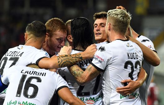 PARMA, ITALY - SEPTEMBER 30: Roberto Inglese of Parma Calcio celebrates after scoring the3-2 goal during the Serie A match between Parma Calcio and Torino FC at Stadio Ennio Tardini on September 30, 2019 in Parma, Italy. (Photo by Alessandro Sabattini/Getty Images) PARMA, ITALY - SEPTEMBER 30: Roberto Inglese of Parma Calcio celebrates after scoring the3-2 goal during the Serie A match between Parma Calcio and Torino FC at Stadio Ennio Tardini on September 30, 2019 in Parma, Italy. (Photo by Alessandro Sabattini/Getty Images)