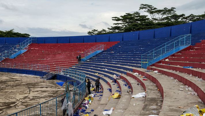 MALANG, INDONESIA - OCTOBER 03: Shoes and belongings left inside the Kanjuruhan Stadium after the pitch invasion and stampede on October 03, 2022 in Malang, Indonesia. A riot and stampede broke out at a football stadium in East Java on Saturday. Police fired tear gas to disperse fans who had invaded the pitch and began fighting after the match ended. A stampede for the exits has resulted in at least 174 deaths, local media reports said, with many still injured in hospitals. (Photo by Ulet Ifansasti/Getty Images) Indonesia, lo stadio Kanjuruhan sarà demolito - immagine 1