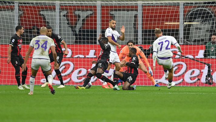 MILAN, ITALY - NOVEMBER 13: Ciprian Tatarusan of AC Milan in action during the Serie A match between AC Milan and ACF Fiorentina at Stadio Giuseppe Meazza on November 13, 2022 in Milan, Italy. (Photo by Claudio Villa/AC Milan via Getty Images) Milan-Fiorentina 2-1: una bella Fiorentina viene beffata nel finale - immagine 1