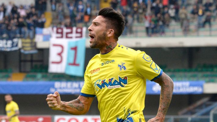 VERONA, ITALY - OCTOBER 01: Lucas Castro of AC Chievo Verona celebrates after scoring his team's first goal during the Serie A match between AC Chievo Verona and ACF Fiorentina at Stadio Marc'Antonio Bentegodi on October 1, 2017 in Verona, Italy. (Photo by Dino Panato/Getty Images) FORMAZIONI UFFICIALI – Verona-Chievo: Kean out, fuori Giaccherini - immagine 1