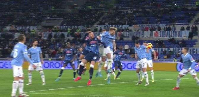 FOTO Negato al Napoli un rigore solare durante un’azione d’angolo in area laziale- immagine 2