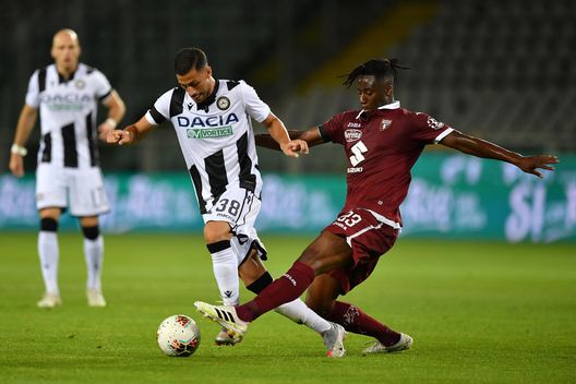  TURIN, ITALY - JUNE 23: Soualiho Meite (R) of Torino FC is tackled Rolando Mandragora of Udinese Calcio during the Serie A match between Torino FC and Udinese Calcio at Stadio Olimpico di Torino on June 23, 2020 in Turin, Italy. (Photo by Valerio Pennicino/Getty Images) 