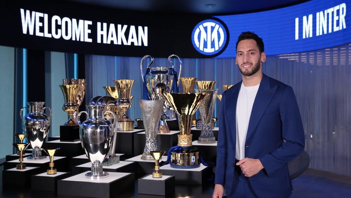 L'ex Milan Hakan Calhanoglu è ufficialmente un giocatore dell'Inter (Getty Images) 