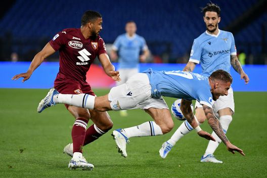 ROME, ITALY - APRIL 16: Ciro Immobile of SS Lazio compete for the ball with Gleison Bremer of Torino FC during the Serie A match between SS Lazio and Torino FC at Stadio Olimpico on April 16, 2022 in Rome, Italy. (Photo by Marco Rosi - SS Lazio/Getty Images) Torino, finalmente un gol su calcio piazzato: può essere un punto di forza- immagine 2