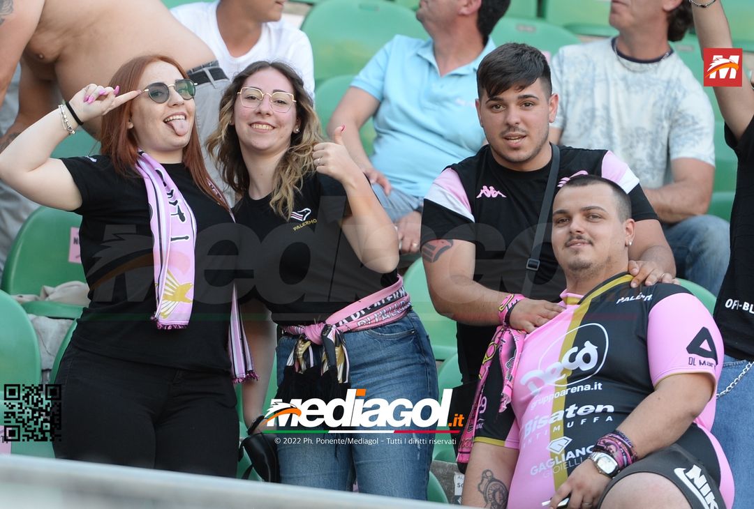 Fototifo, facce da Serie B. I tifosi allo stadio per Palermo-Padova 1-0 - immagine 26