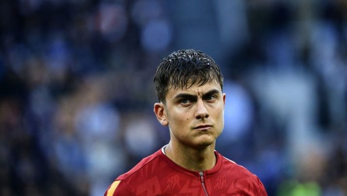 AS Roma's Argentinian forward Paulo Dybala looks on as he warms up prior to the Italian Serie A football match between Inter and AS Roma on October 1, 2022 at the Giuseppe-Meazza (San Siro) stadium in Milan. (Photo by Isabella BONOTTO / AFP) (Photo by ISABELLA BONOTTO/AFP via Getty Images) Mourinho: “Dybala e Wijnaldum questa sera non hanno minuti nelle gambe” - immagine 1
