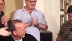 Maradona canta “Perdere l’amore” con Gigi D’Alessio e tanti ex Napoli