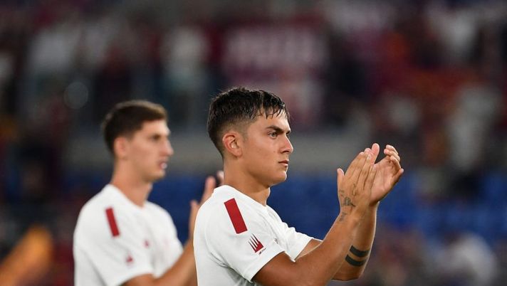 Roma's Argentine forward Paulo Dybala acknowledges fans after the friendly football match between AS Roma and FC Shakhtar Donetsk at the Olympic Stadium in Rome, on August 7, 2022. (Photo by Isabella BONOTTO / AFP) (Photo by ISABELLA BONOTTO/AFP via Getty Images) NEWS – Da valutare Dybala e Lozano! Novità Politano, Rebic, Rrahmani, Calhanoglu, Pogba… - immagine 1