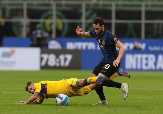 MILAN, ITALY - MARCH 19: Hakan Calhanoglu of FC Internazionale battles for the ball with Lucas Torreira of ACF Fiorentina during the Serie A match between FC Internazionale and ACF Fiorentina at Stadio Giuseppe Meazza on March 19, 2022 in Milan, Italy. (Photo by Emilio Andreoli - Inter/Inter via Getty Images) Torreira guerriero: si stacca un dente in campo e continua a giocare- immagine 2
