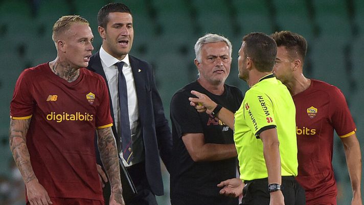 Roma's Portuguese coach Jose Mourinho (C) argues with Spanish referee Figueroa Vazquez (2ndR) before being sent off during a friendly football match between Real Betis and AS Roma at the Benito Villamarin stadium in Seville on August 7, 2021. (Photo by CRISTINA QUICLER / AFP) (Photo by CRISTINA QUICLER/AFP via Getty Images) Tutto sulle amichevoli: Roma nervosa, tre espulsi! Duvan, Immobile, Shomurodov e Boga…- immagine 1