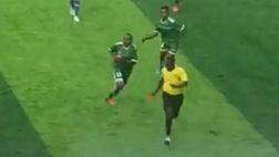 Congo, l’intera squadra femminile insegue e picchia l’arbitro sul campo…