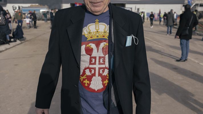 BELGRADE, SERBIA - JANUARY 17: A supporter wears a t-shirt with the Serbian national flag on as he waits for the arrival of Novak Djokovic outside the VIP exit of Belgrade's international airport on January 17, 2022 in Belgrade, Serbia. The world's number one tennis player returned to his home country after the cancellation of his visa in Australia after failing to provide adequate Covid-19 vaccine medical exemption proof. (Photo by Vladimir Zivojinovic/Getty Images) Serbia, la bandiera della discordia negli spogliatoi: “Messaggi di odio e genocidio nei confronti del Kosovo” - immagine 1