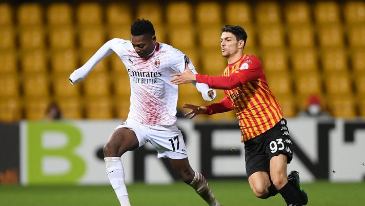 Rafael Leao (attaccante AC Milan), qui contro Federico Barba in Benevento-Milan 0-2 (Serie A 2020-2021) | AC Milan News (Getty Images) 