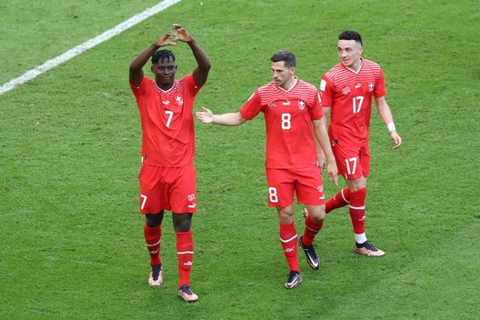 AL WAKRAH, QATAR - NOVEMBER 24: Breel Embolo (L) of Switzerland celebrates scoring their first goal with their teammates Ruben Vargas (R) and Remo Freuler (C) during the FIFA World Cup Qatar 2022 Group G match between Switzerland and Cameroon at Al Janoub Stadium on November 24, 2022 in Al Wakrah, Qatar. (Photo by Alex Grimm/Getty Images) Embolo: “Mi sento svizzero al 60-70% gioco con il 36 perché era la linea che mi portava agli allenamenti” - immagine 1