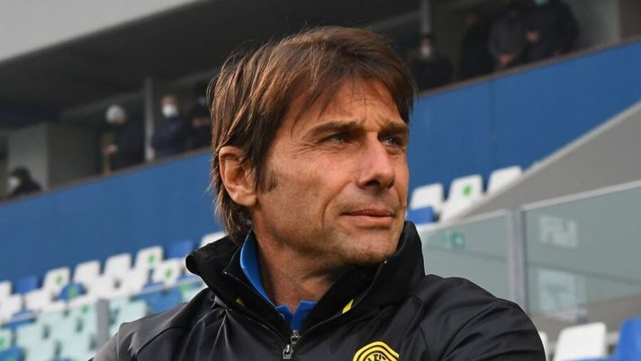 REGGIO NELL'EMILIA, ITALY - NOVEMBER 28: Antonio Conte head coach of FC Internaziona in action looks on during the Serie A match between US Sassuolo and FC Internazionale at Mapei Stadium - Città del Tricolore on November 28, 2020 in Reggio nell'Emilia, Italy. (Photo by Alessandro Sabattini/Getty Images) Conte: “Non c’è l’Hakimi di luglio! Vidal? Quando sei in certi club e ti alleni poco…” - immagine 1