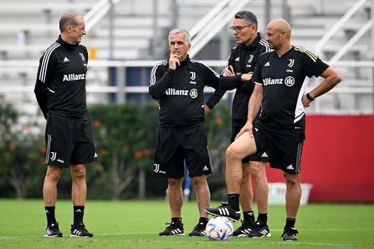 LOS ANGELES, CA - JULY 25: Massimiliano Allegri, Aldo Dolcetti, Marco Landucci, Paolo Bianco of Juventus during a training session at LMU on July 25, 2022 in Los Angeles, United States. (Photo by Daniele Badolato - Juventus FC/Juventus FC via Getty Images) Non finisce mai il caso Juventus. Fissata una nuova udienza- immagine 2