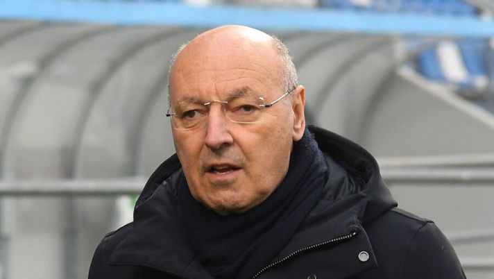 REGGIO NELL'EMILIA, ITALY - NOVEMBER 28: Giuseppe Marotta of FC Internazionale looks on during the Serie A match between US Sassuolo and FC Internazionale at Mapei Stadium - Città del Tricolore on November 28, 2020 in Reggio nell'Emilia, Italy. (Photo by Alessandro Sabattini/Getty Images) Marotta: “Juve? Resto all’Inter e il mio contratto sarà rinnovato, c’è ottimismo” - immagine 1