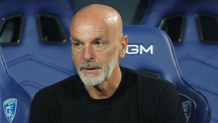 EMPOLI, ITALY - OCTOBER 01: Stefano Pioli manager of AC Milan looks on prior to the Serie A match between Empoli FC and AC MIlan at Stadio Carlo Castellani on October 1, 2022 in Empoli, Italy. (Photo by Gabriele Maltinti/Getty Images) Pioli: “Calabria, lo stop muscolare sembra serio! Si ferma Kjaer, cosa filtra su Saelemaekers” - immagine 1