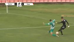 VIDEO / Portiere folle: tunnel di tacco all’attaccante!
