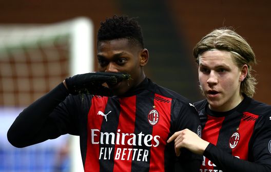 Rafael Leao esulta dopo il goal al Torino abbracciato da Jens Petter Hauge Rafael Leao esulta dopo il goal al Torino abbracciato da Jens Petter Hauge