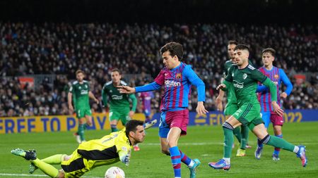 BARCELONA, SPAIN - MARCH 13: Riqui Puig of FC Barcelona runs with the ball before scoring their team's fourth goal during the LaLiga Santander match between FC Barcelona and CA Osasuna at Camp Nou on March 13, 2022 in Barcelona, Spain. (Photo by Alex Caparros/Getty Images)