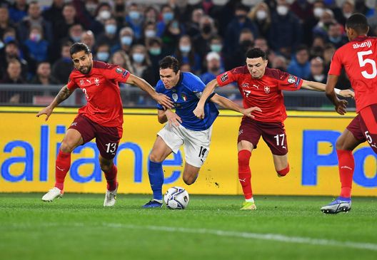 ROME, ITALY - NOVEMBER 12: Federico Chiesa of Italy competes for the ball with Ricardo Rodriguez and Ruben Vargas of Switzerland the 2022 FIFA World Cup Qualifier match between Italy and Switzerland at Stadio Olimpico on November 12, 2021 in Rome, Italy. (Photo by Claudio Villa/Getty Images) Italia-Svizzera 1-1: un’ora di gioco incolore per Belotti. Infortunio Rodriguez- immagine 4