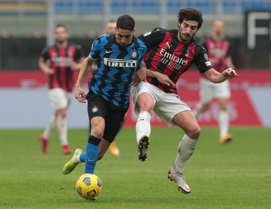 Tonali del Milan a contrasto con Hakimi dell'Inter Tonali del Milan a contrasto con Hakimi dell'Inter