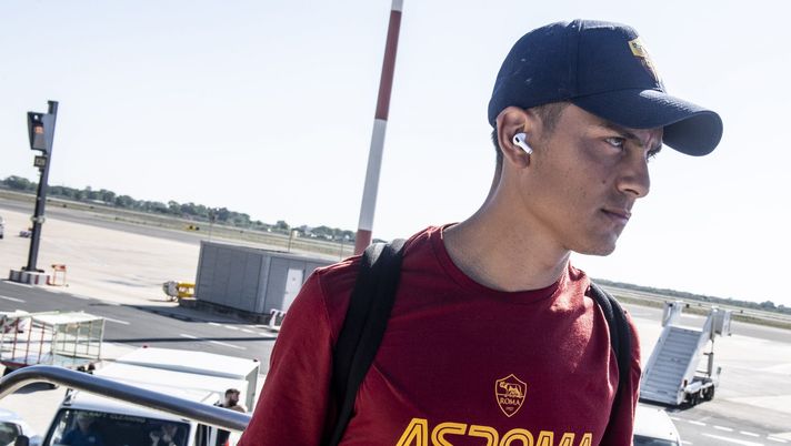 TURIN, ITALY - AUGUST 26: AS Roma player Paulo Dybala travels to Turin on August 26, 2022 in Turin, Italy. (Photo by Fabio Rossi/AS Roma via Getty Images) Dybala, il retroscena: “Aveva chiuso con la Roma, Marotta lo chiamò per dirgli…” - immagine 1
