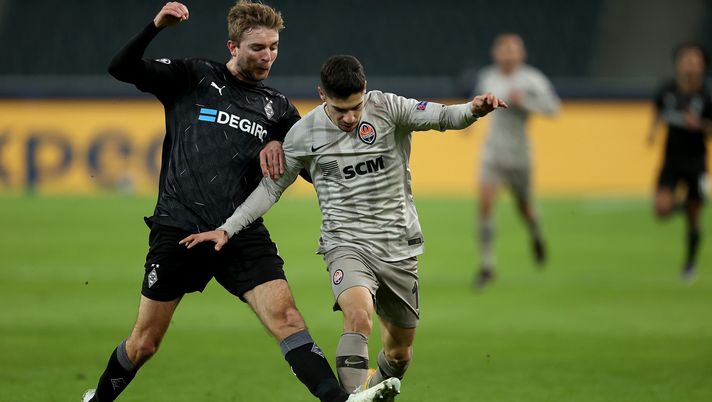 MOENCHENGLADBACH, GERMANY - NOVEMBER 25: Manor Solomon of Shakhtar Donetsk is challenged by Christoph Kramer of Borussia Moenchengladbach during the UEFA Champions League Group B stage match between Borussia Moenchengladbach and Shakhtar Donetsk at Borussia-Park on November 25, 2020 in Moenchengladbach, Germany. Football Stadiums around Europe remain empty due to the Coronavirus Pandemic as Government social distancing laws prohibit fans inside venues resulting in fixtures being played behind closed doors. (Photo by Lars Baron/Getty Images) Torino: chi è Manor Solomon, il trequartista nel mirino dei granata - immagine 1