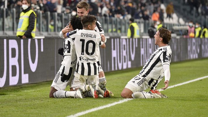 TURIN, ITALY - NOVEMBER 06: Juan Cuadrado of Juventus celebrates after scoring his team's first goal with teammates Paulo Dybala, Daniele Rugani and Luca Pellegrini during the Serie A match between Juventus FC and ACF Fiorentina at Allianz Stadium on November 06, 2021 in Turin, Italy. (Photo by Filippo Alfero - Juventus FC/Juventus FC via Getty Images) Mercato Juve: due firme in arrivo nel 2022, fumata bianca ad un passo!- immagine 1