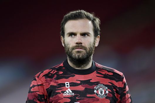 Juan Mata, giocatore del Manchester United, finito nel mirino di Maldini e Massara Juan Mata, giocatore del Manchester United, finito nel mirino di Maldini e Massara