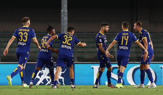 VERONA, ITALY - JULY 09: Miguel Veloso (3nd R) of Hellas Verona celebrates his goal with his team-mates during the Serie A match between Hellas Verona and FC Internazionale at Stadio Marcantonio Bentegodi on July 9, 2020 in Verona, Italy. (Photo by Marco Luzzani/Getty Images) VERONA, ITALY - JULY 09: Miguel Veloso (3nd R) of Hellas Verona celebrates his goal with his team-mates during the Serie A match between Hellas Verona and FC Internazionale at Stadio Marcantonio Bentegodi on July 9, 2020 in Verona, Italy. (Photo by Marco Luzzani/Getty Images)