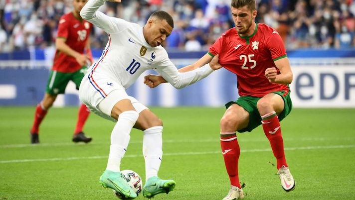 France's forward Kylian Mbappe (L) fights for the ball with Bulgaria's defender Petko Hristov during the friendly football match France vs Bulgaria ahead of the Euro 2020 tournament, at Stade De France in Saint-Denis, on the outskirts of Paris on June 8, 2021. (Photo by FRANCK FIFE / AFP) (Photo by FRANCK FIFE/AFP via Getty Images) Spezia, UFFICIALE: dalla Fiorentina arriva a titolo definitivo Hristov - immagine 1